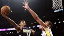 Pemain Denver Nuggets, Gary Harris (kiri) berusaha memasukan bola melewati pemain  Lakers, Brook Lopez pada laga NBA basketball game di Staples Center, Los Angeles, (19/11/2017). Lakers menang 127-109. (AP/Ringo H.W. Chiu)