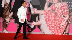 Aktor Hong Kong Andy Lau berjalan di karpet merah Hong Kong Film Awards di Hong Kong, (15/4). Hong Kong Film Awards digelar untuk yang ke 37 kalinya dan diberikan kepada insan perfilman. (AP Photo / Vincent Yu)