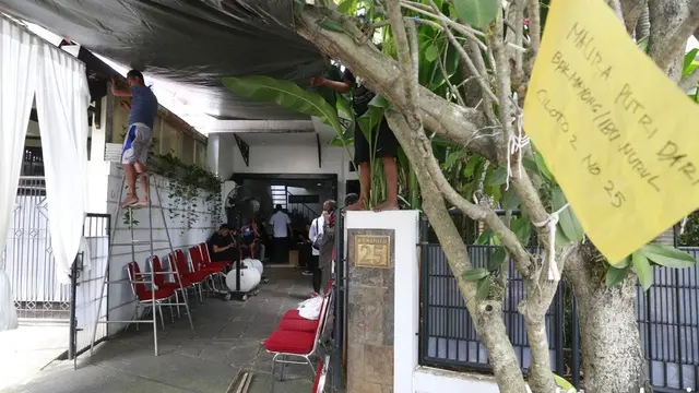 7 Potret Suasana Duka di Rumah Nurul Arifin, Diwarnai Isak Tangis Keluarga