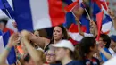 Suporter wanita mengibarkan bendera Prancis sebelum menyaksikan pertandingan melawan Norwegia pada grup A Piala Dunia Wanita 2019 di Stadion Nice, Prancis (12/6/2019). (AP Photo/Claude Paris)