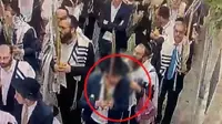 Seorang pria Yahudi tertangkap kamera meludahi umat Kristen di Yerusalem saat parade festival Sukkot pada Rabu (4/10/2023). (Dok. Polisi Israel via The Times of Israel)