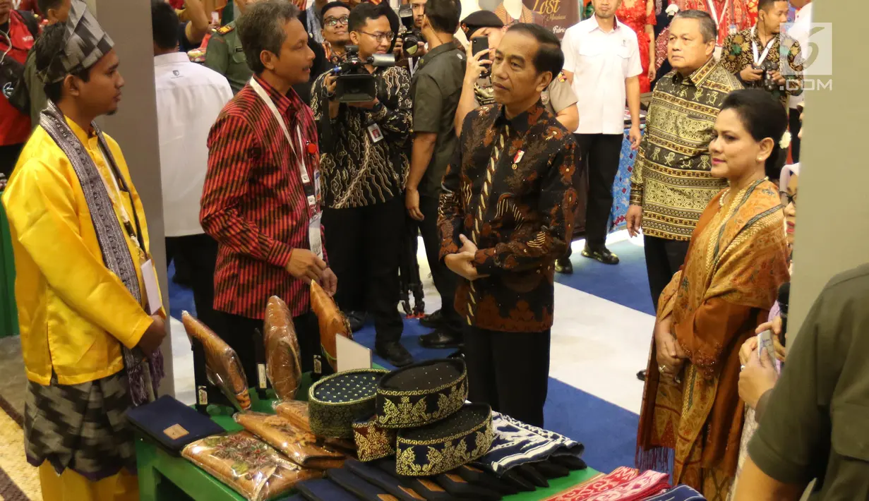 Presiden Joko Widodo didampingi Ibu Negara Iriana Joko Widodo meninjau Pameran Karya Kreatif Indonesia di Jakarta, Jumat (12/07/2019). Pameran bertema Mendorong Pertumbuhan Melalui UMKM Go Export dan Go Digital tersebut menampilkan UMKM unggulan binaan Bank Indonesia. (Liputan6.com/Angga Yuniar)