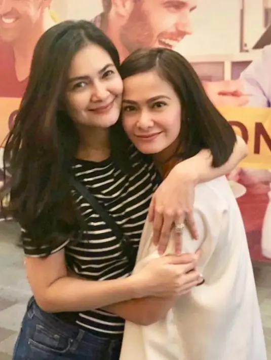 Persahabatan yang terjalin sejak remaja membuat mereka akrab hingga kini. Momen pertemuan Ersa dan Cut Tari selalu menarik untuk dilihat. Saling rangkul dan peluk menjadi bukti keduanya selalu berusaha berikan dukungan moril satu sama lain. (Liputan6.com/IG/cuttaryofficial)