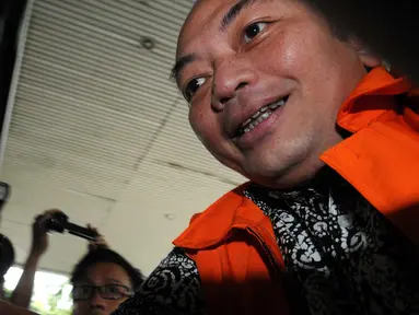 Tersangka suap di Mahkamah Agung Andri Tristianto Sutrisna memasuki Gedung KPK, Jakarta, Minggu (14/2). Agung diperiksa sebagai tersangka terkait suap untuk permintaan penundaan putusan kasasi sebuah perkara Mahkamah Agung. (Liputan6.com/Helmi Afandi)