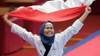 Defia Rosmaniar sumbang medali emas untuk Indonesia di Asian Games 2018. (Bola.com.Peksi Cahyo)