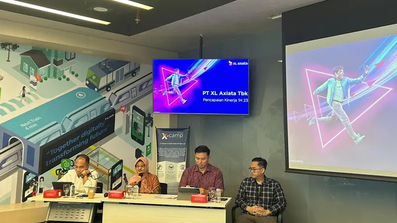 Paparan kinerja keuangan PT XL Axiata Tbk (EXCL) semester I 2023, Senin (31/7/2023). (Foto: Liputan6.com/Elga N)