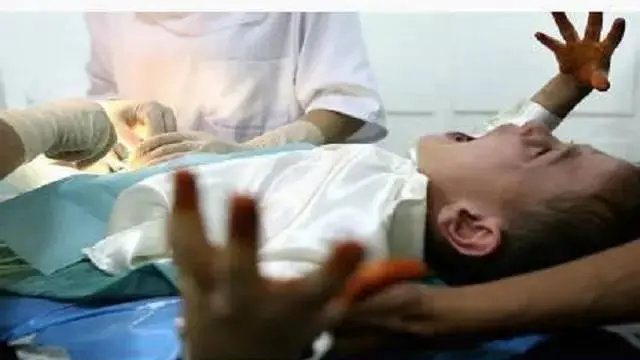 8 Potret Nyeleneh Bocah saat di Sunat Ini Bikin Ekspresi Kocak