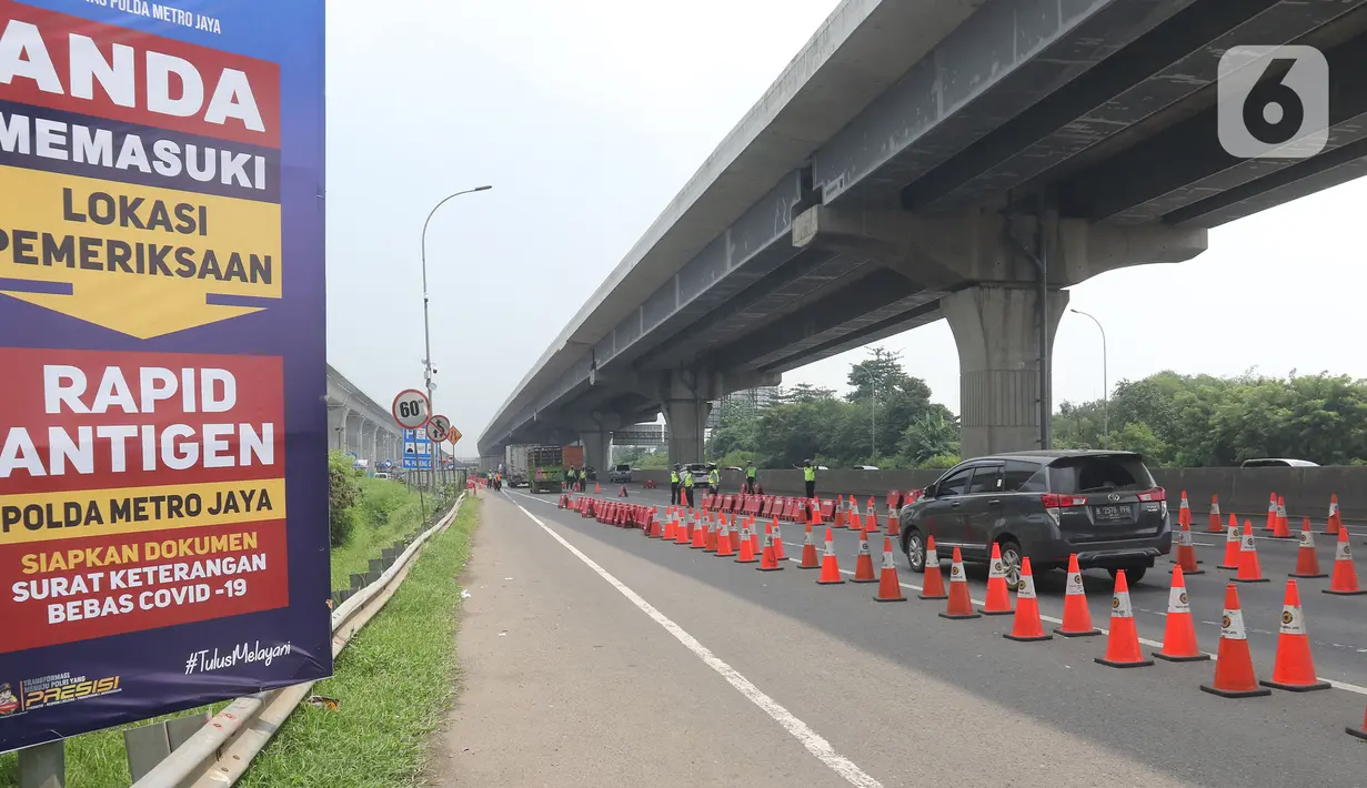 Antrean kendaraan untuk melakukan rapid tes antigen dengan sistem "drive thru" di Km 34 B Tol Jakarta - Cikampek, Cikarang, Sabtu (22/5/2021). Polda Metro Jaya memprediksi puncak arus balik mudik Lebaran ke DKI Jakarta akan terjadi pada akhir pekan ini, 21-23 Mei 2021. (Liputan6.com/Herman Zakharia)