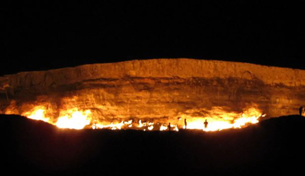  Api selalu berkobar dari dalam lubang tersebut dan menjadi daya tarik wisata di Turkmenistan. Sayangnya pemerinntah setempat berencana menutupnya. Foto diambil pada 11 Juni 2014  (AFP Photo/IGOR SASIN) 