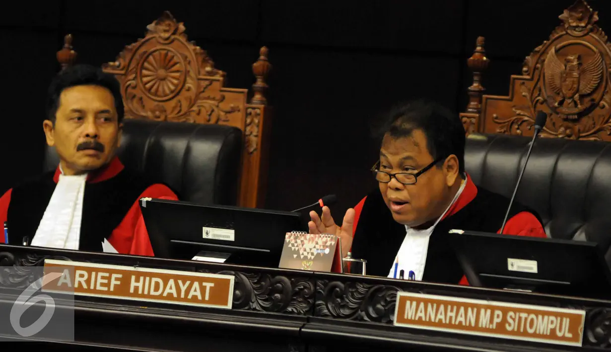 Ketua Mahkamah Konstitusi Arief Hidayat (kanan) saat memimpin sidang sengketa Pilkada 2015, Selasa (12/1/2016). (Liputan6.com/Helmi Afandi)