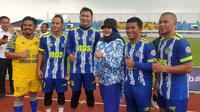 Diah Kurniasih, istri Bupati Garut, berfoto bersama dengan para mantan pemain Persib Bandung di Stadion baru RAA Adiwijaya, Garut, Jawa Barat. (Liputan6.com/Jayadi Supriadin)