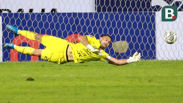 Foto: Jatuh Bangun Andritany Ardhiyasa Saat Menjaga Gawang Persija dari Gempuran Persikabo 1973 di BRI Liga 1