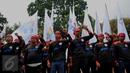 Aksi demo buruh dari Konferederasi Serikat Pekerja Indonesia di depan Mahkamah Konstitusi, Jakarta, Jumat (22/7). Buruh menolak UU Pengampunan Pajak (Tax Amnesty) karena dianggap hanya menguntungkan para pengemplang pajak. (Liputan6.com/Gempur M Surya)