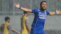 Pemain Persib, Zulham Zamrun, merayakan gol yang dicetak ke gawang Barito Putera pada laga TSC 2016 di Stadion Pakansari, Bogor, Jawa Barat, Sabtu (13/8/2016). Persib menang 2-0 atas Barito Putera. (Bola.com/Vitalis Yogi Trisna)