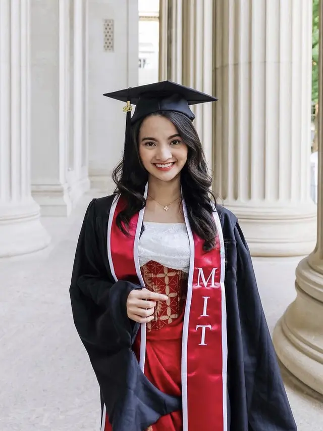 Penampilan Sabrina Sabrina Anggraini Istri Bos Ruang Guru saat Wisuda