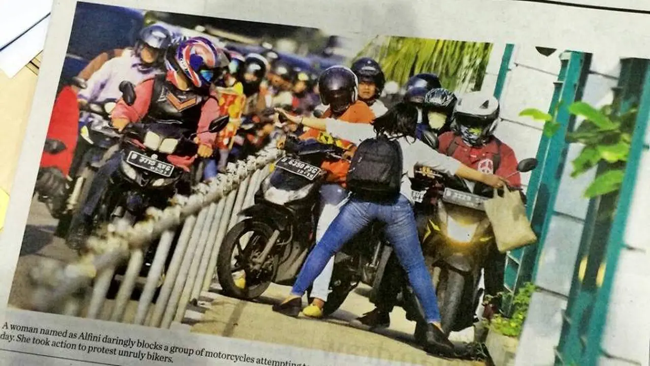Aksi Berani Alfini Lestari, Hadang Puluhan Pemotor di Trotoar