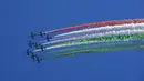 Tim aerobatik Italia Frecce Tricolori menampilkan pertunjukan dalam upacara peringatan Hari Pembebasan Italia di Roma, Italia, Sabtu (25/4/2020). Italia memperingati Hari Pembebasan ke-75 dengan cara yang paling tidak biasa karena digelar di masa pandemi virus corona COVID-19. (Xinhua)