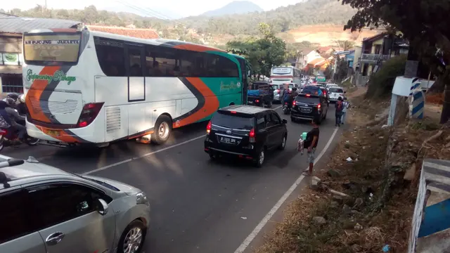 Antrian kendaraan di jalur mudik Limbangan, Garut
