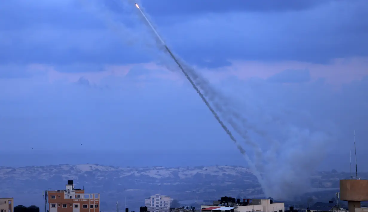 Roket ditembakkan dari Kota Gaza menuju Israel pada 7 Oktober 2023. (SAID KHATIB / AFP)