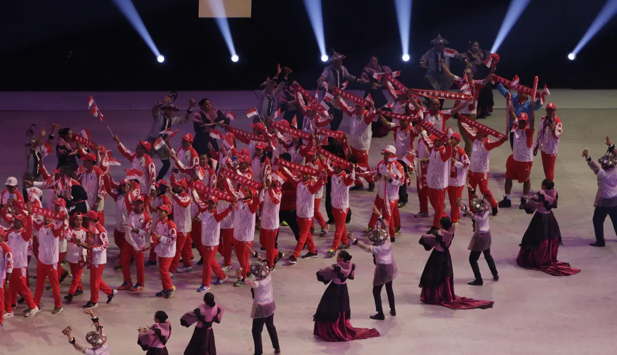 Kontingen Indonesia melintas saat upacara pembukaan SEA Games 2019 di Philipine Arena Bulacan, Manila, Sabtu (30/11). Pesta olahraga se-Asia Tenggara ini akan berlangsung hingga 11 Desember. (Bola.com/M Iqbal Ichsan)