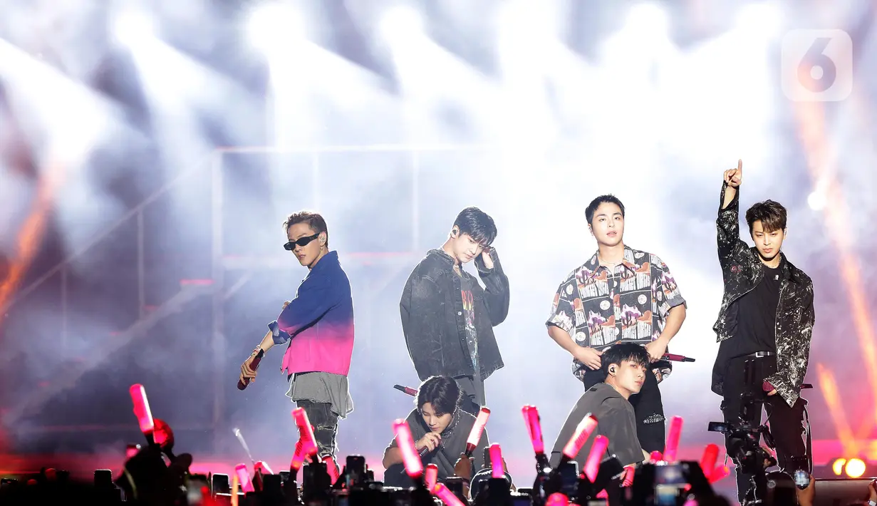 Kelompok penyanyi pria asal Korea Selatan, iKON saat tampil di panggung JISPHORIA yang digelar di Jakarta International Stadium (JIS), Sabtu (1/10/2022). Sebelum tampil personil iKON diantaranya Bobby, Jinhwan, Yunhyeong, Donghyuk, Junhoe dan Chanwoo mengaku sempat grogi untuk bertemu para penggemarnya di Indonesia. (Liputan6.com/Helmi Fithriansyah)