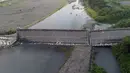 Pemandangan dari udara menunjukkan jembatan Kaoliao yang runtuh di wilayah Hualien Taiwan timur (19/9/2022). Pusat Seismologi Taiwan mencatat gempa pada Minggu berada di kedalaman 7 kilometer di sebelah utara Kabupaten Taitung. (AFP/Sam Yeh)