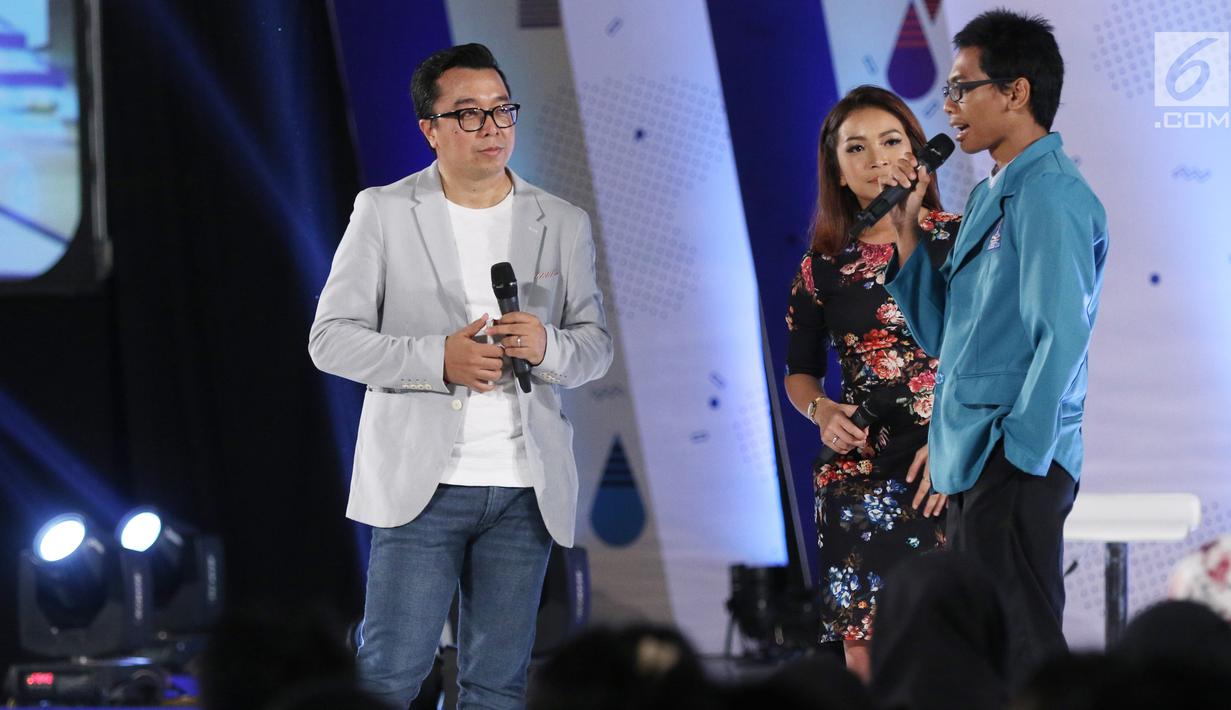 Direktur Indonesia Entertainment Production (IEP) Indra Yudhistira (kiri) berbincang dengan peserta dalam acara Emtek Goes To Campus (EGTC) 2018 di Universitas Gadjah Mada (UGM), Yogyakarta, Rabu (17/10). (Liputan6.com/Herman Zakharia)
