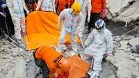 Tim SAR gabungan menemukan&nbsp;tiga korban lagi dalam kondisi meninggal dunia di hari ke-6 evakuasi korban ponpes ambruk di Sidoarjo. (Liputan6.com/ Dian Kurniawan)