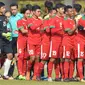 Para pemain Indonesia U-19 bersalaman dengan pemain Malaysia U-19 usai laga Kualifikasi Piala Asia U-19 2018 di Stadion Public, Paju, Senin (6/11/2017). Indonesia kalah 1-4 dari Malaysia. (AFP/Kim Doo-Ho)