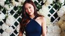 <p>Krystal Jung juga menyempurnakan penampilannya dengan tas bahu Wellington dan sandal high heels berwarna hitam. (Foto: Instagram/ ralphlauren)</p>