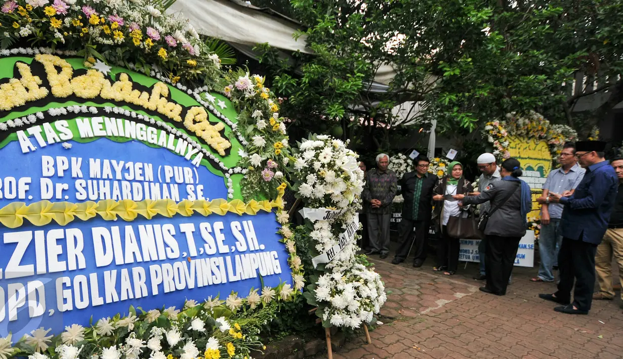 Tokoh Partai Golkar, Suhardiman meninggal dunia pada Minggu 13 Desember kemarin, Jakarta, Senin (14/12/2015). Jenazah Suhardiman disemayamkan di rumah duka di Jalan Kramat Batu Nomor 1, Cipete, Cilandak. (Liputan6.com/Yoppy Renato)