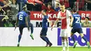 Paul Pogba dan Henrikh Mkhitaryan merayakan gol ke gawang Ajax Amsterdam pada final Liga Europa di Friends Arena, Stockholm, Swedia, (24/5/2017). Manchester United menang 2-0. (AP/Martin Meissner)