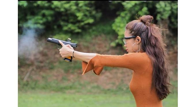 Potret Widi Vierratale saat jadi instruktur menembak. (Sumber: Instagram/_widikidiw_)