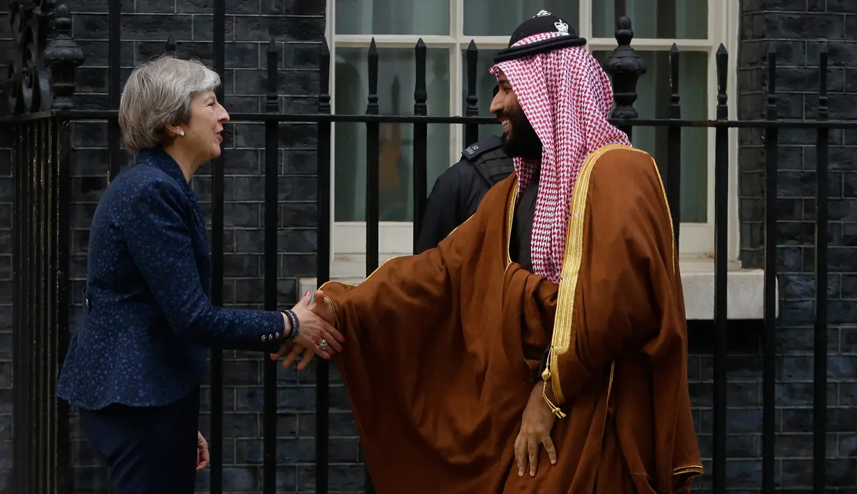 Perdana Menteri Inggris, Theresa May menyambut Putra Mahkota Arab Saudi, Pangeran Mohammed bin Salman di 10 Downing Street, London, Rabu (7/3). Kunjungan Putra Mahkota Saudi itu merupakan rangkaian tur luar negeri yang pertama kali. (AP /Alastair Grant)