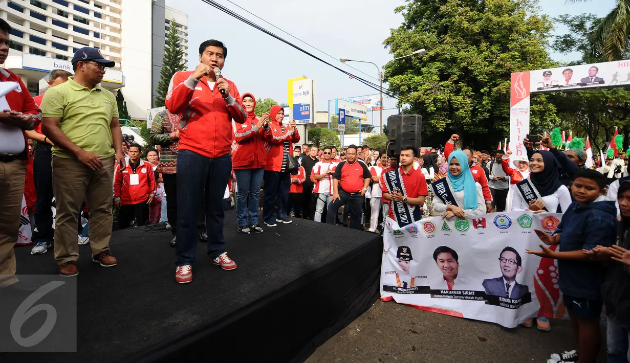 Ketua Taruna Merah Putih, Maruarar Sirait memberi sambutan jelang dimulainya Kirab Kebangsaan Indonesia Raya di Cibinong, Kab Bogor, Minggu (14/5). Kirab diikuti puluhan organisasi kepemudaan se Kabupaten Bogor. (Liputan6.com/Helmi Fithriansyah)