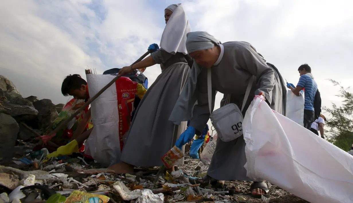Biarawati Katolik dan relawan mengumpulkan sampah di Manila Bay pada (19/9/2015). Kegiatan membersihkan pantai ini untuk memperingati International Coastal Cleanup Day atau Hari membersihkan pantai internasional. (REUTERS/Romeo Ranoco)