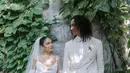 Vanessa Hudgens mrngenakan dua gaun pengantin rancangan Vera Wang di hari bahagianya. [@vanessahudgens/@verawang]