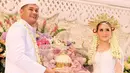 Mandira Ballroom, Sasana Kriya, TMII, Jakarta Timur menjadi saksi pasangan Ryana Dea dan Puadin Redi menikah. Minggu (16/10) pemeran itu baru saja melangsungkan akad nikah di depan penghulu nikah. (Instagram/ryana_dea)