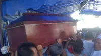 Puluhan Guru Antar Jenazah Feby Kurnia ke Liang Lahat