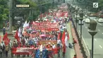 Para buruh meminta ke pemerintahnya masing-masing agar upah dan kebijakan memihak pekerja dapat segera dilaksanakan.