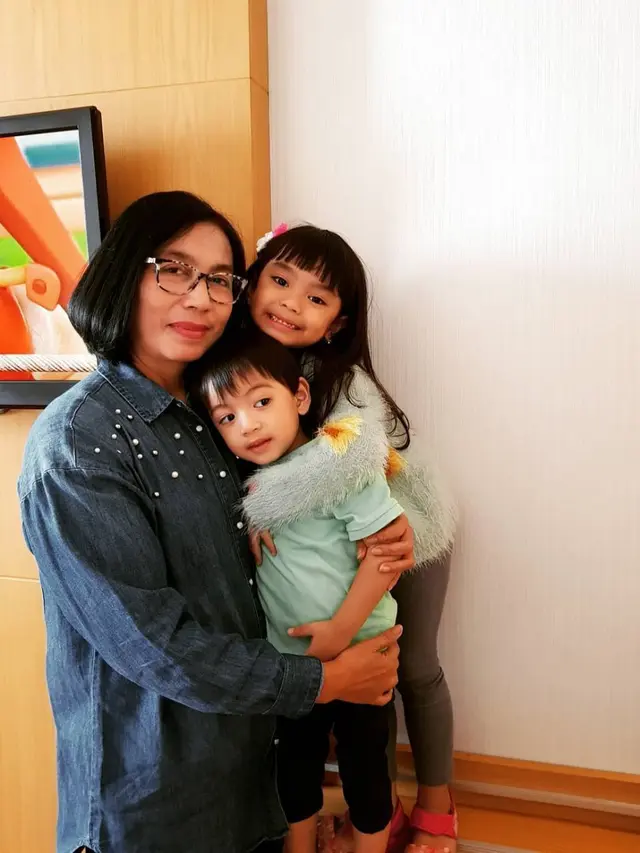 Jarang Tersorot, Ini 6 Potret Ibu Kandung Selvi Ananda Mertua Gibran