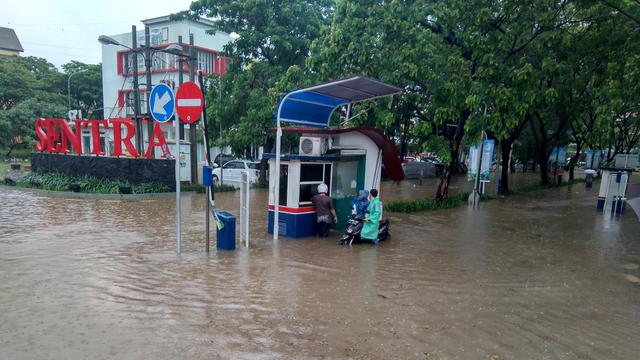 Apartemen Sentra Timur, Cakung terendam banjir.