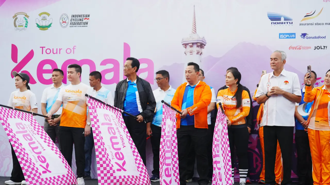 Kapolri Jenderal Pol. Listyo Sigit Prabowo bersama Gubernur DIY Sri Sultan Hamengkubuwono X melepas 1.794 pembalap sepeda di Tour of Kemala Yogyakarta 2025, Minggu (16/2/2025) (Istimewa)