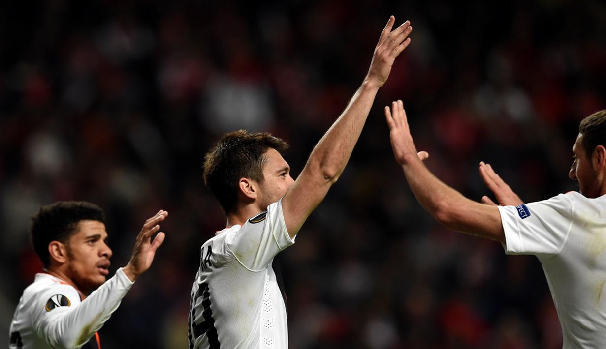 Ekspresi pemain Shakhtar Donetsk, Facundo Ferreyra, setelah mencetak gol ke gawang Braga pada laga leg pertama perempat final Liga Europa, di Stadion AXA, Braga, Jumat (8/4/2016) dini hari WIB. (AFP/Francisco Leong)