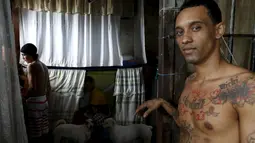 Narapidana berada di sel kamar transgender di penjara La Joya, Panama City , Panama, (29/1/2016). Karena banyaknya narapidana banyak dari mereka dipindahkan, ditambah dengan kondisi kotor dengan perhatian medis yang terbatas. (REUTERS / Carlos Jasso)