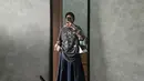 Paduan oversized sweater dan rok denim maxi jadi layering style Feby Putri yang banyak ditiru anak skena [@fbyputrinc]