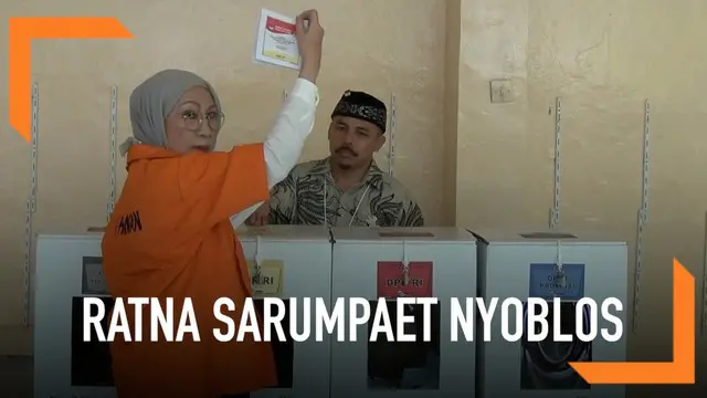 Terdakwa kasus penyebaran berita bohong atau hoaks Ratna Sarumpaet menggunakan hak pilihnya pada Pemilu 2019 di Tempat Pemungutan Suara (TPS) rutan Polda Metro Jaya.