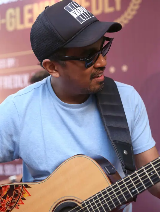 Kabar kedekatan Aura Kasih dan Glenn Fredly  beredar setelah keduanya terlihat bareng saat melihat pertunjukan musik jazz beberapa waktu lalu. (Nurwahyunan/Bintang.com)