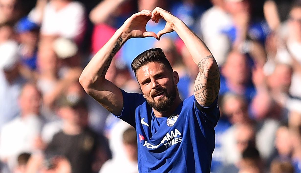 Striker Chelsea, Olivier Giroud, merayakan gol yang dicetaknya ke gawang Liverpool pada laga Premier League di Stadion Stamford Bridge, London, Minggu (6/5/2018). Chelsea menang 1-0 atas Liverpool. (AFP/Glyn Kirk)