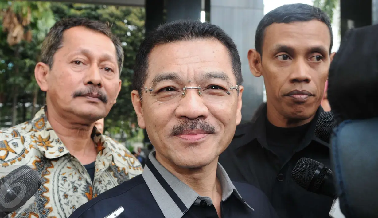 Mantan Menteri Dalam Negeri (Mendagri) Gamawan Fauzi usai diperiksa penyidik KPK, Jakarta, Kamis (19/1). Gamawan Fauzi diperiksa terkait dengan dugaan korupsi proyek pengadaan kartu tanda penduduk berbasis elektronik (e-KTP).(Liputan6.com/Helmi Afandi)